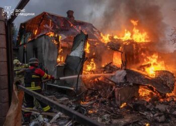 У Сумах «шахед» влучив у будинок: патрульні показали перші кадри (ВІДЕО)