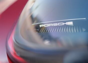 Porsche зосередиться на люксових авто
