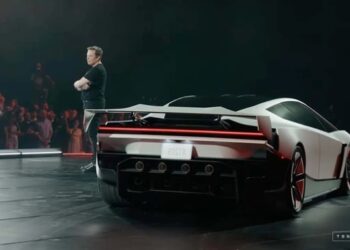 Tesla показала презентацію літаючого Roadster Rocket