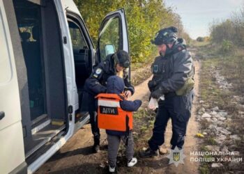 «Білі янголи» евакуювали жінку з дитиною із прифронтової громади на Сумщині