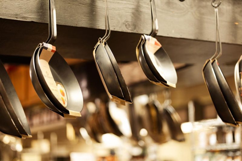 Ці два продукти з кухні можуть врятувати іржаву пательню