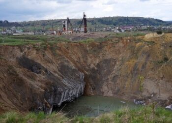 На Закарпатті стрімко збільшується гігантське провалля