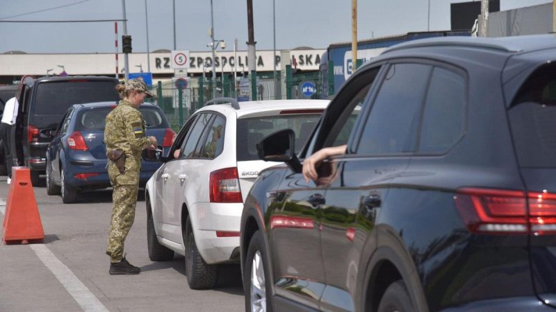 "До 40 годин очікування": на кордоні України з Польщею зросли черги