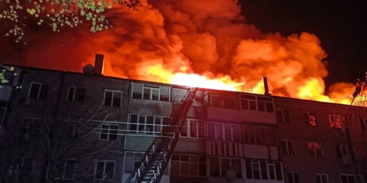 ДСНСники Сумщини на пожежі в Глухові врятували трьох людей