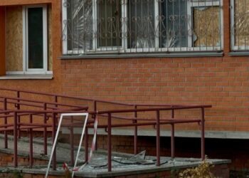 У Сумах триває ліквідація наслідків атаки БпЛА 6 жовтня по багатоквартирному будинку