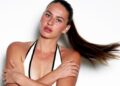 Костюк позувала в ефектному купальнику на яхті