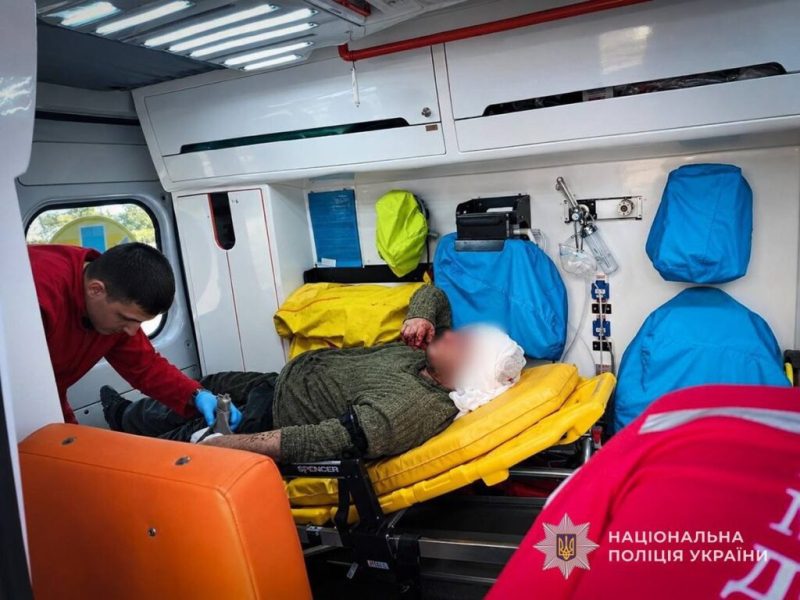 Хотів самостійно розібрати пошкоджений FPV-дрон: поліцейські Сумщини врятували чоловіка, який отримав ампутаційну травму внаслідок вибуху