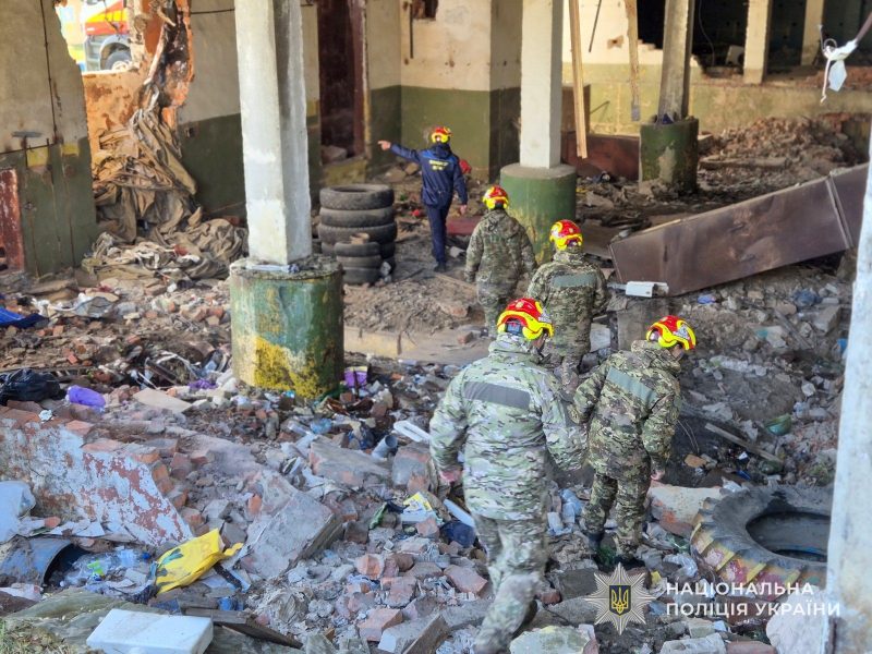 Кінологи поліції Сумщини та ДСНС готують службових собак до пошуку людей під завалами