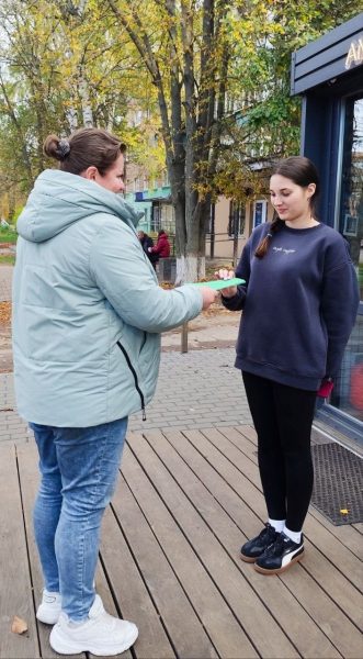 Конотопська бібліотека підготувала буклети з порадами, як захиститися від торгівлі людьми