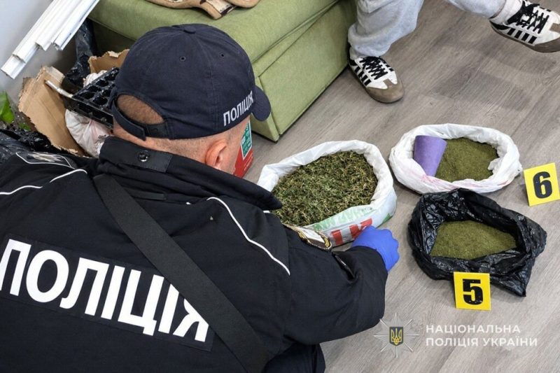 На Конотопщині поліцейські викрили чоловіка у незаконному зберіганні наркотиків