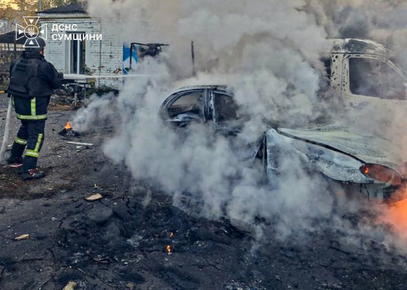 На Шосткинщині після удару ворожого БпЛА загорілися автомобілі