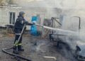 На Шосткинщині після удару ворожого БпЛА загорілися автомобілі