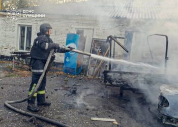 На Шосткинщині після удару ворожого БпЛА загорілися автомобілі