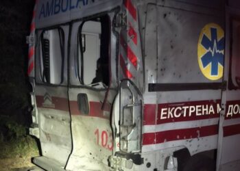 На Сумщині росіяни атакували дроном автомобіль екстреної допомоги, поранено медиків