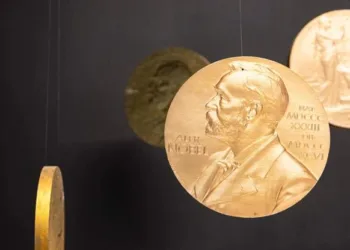 Нобелівську премію з фізики отримав Френсіс Гальзен: за що його відзначили