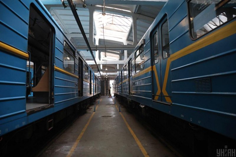 У Києві через російську атаку закрили дві станції метро: як курсуватиме транспорт