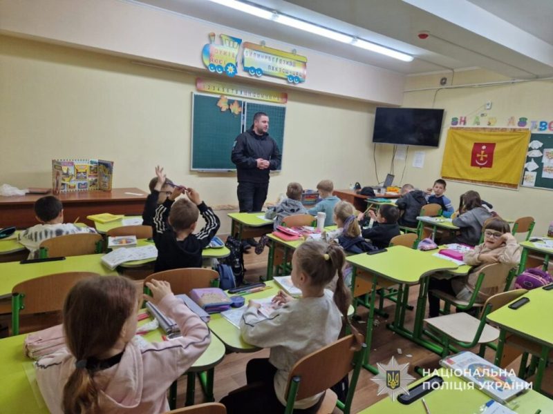 У Конотопі поліцейські проводять уроки з мінної безпеки для дітей + Фото