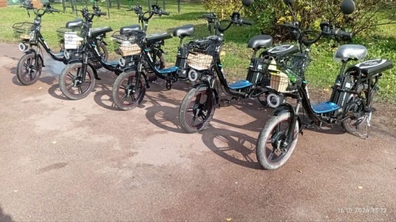 У Конотопі соціальним робітникам передали ще 5 електровелосипедів: скільки їх уже є в терцентрі