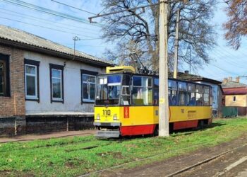 У Конотопі тимчасово не курсує електротранспорт: на маршрути вийшли 11 автобусів + Графік