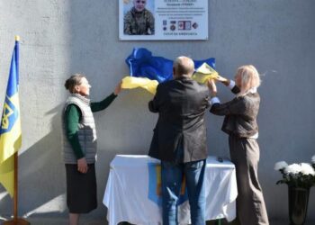 У Конотопі відкрили меморіальну дошку Захиснику Олександру Бондарю