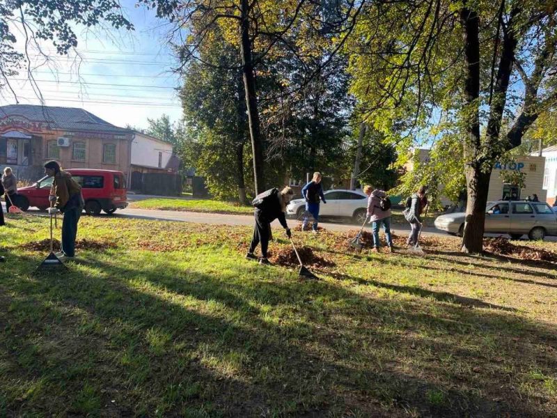 У Роменській громаді розпочали осіннє прибирання опалого листя