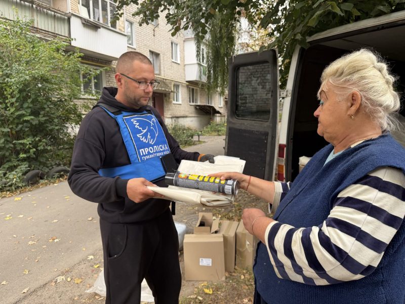 Волонтери “Проліски” надали допомогу 32-м родинам, які постраждали від обстрілу у Шостці + Фото