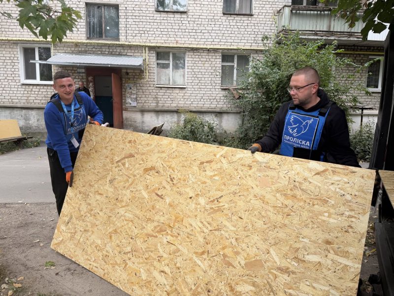 Волонтери “Проліски” надали допомогу 32-м родинам, які постраждали від обстрілу у Шостці + Фото